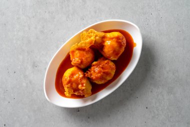 Yaki köftesi, peynir çubuğu, köfte, konserve jambonlu pilav, yaki-bum ton balıklı pirinç, peynirli buğday eteği. Pirinç, kızarmış yumurta.