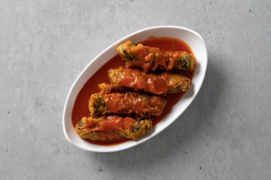 Bir sürü yaki köftesi, bir sürü yumurta, bir sürü yosun rulosu, tteokbokki, kızarmış yemek, bir sürü yumurta.