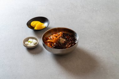 Siyah Fasulye Eriştesi, Et Jjamppong, Çin pilavı, Bibim Jjamppong, Karıştırılmış Jjamppong siyah fasulye soslu erişte.