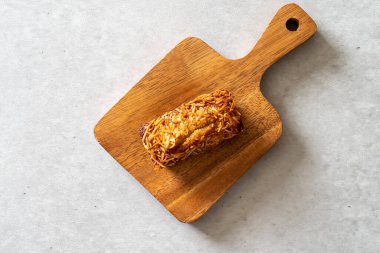 Badem ezmesi, çikolata ve jet whinancier, gorgonzola, hindistan cevizi