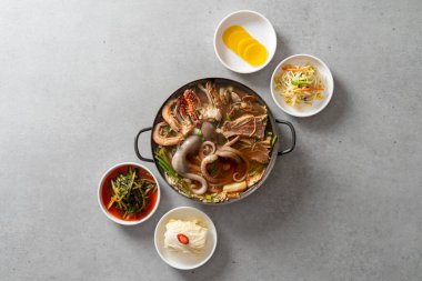 Yeonpotang, çiğ ahtapot, kızartılmış demir tabak, kızartılmış çiğ ahtapot, galbi, ahtapot, kızartma, ahtapot deniz ürünleri krepi, yeşil soğanlı krep.,