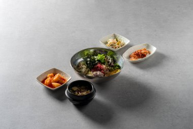 Kısa kaburga çorbası, biftek sashimi bibibimbap, soya fasulyesi ezmesi yahnisi, yukgaejang, domuz eti, kimchi jjigae
