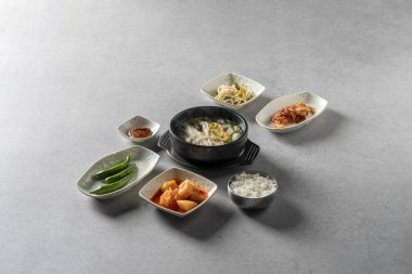 Kısa kaburga çorbası, biftek sashimi bibibimbap, soya fasulyesi ezmesi yahnisi, yukgaejang, domuz eti, kimchi jjigae