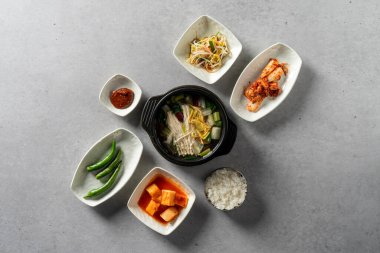 Kısa kaburga çorbası, biftek sashimi bibibimbap, soya fasulyesi ezmesi yahnisi, yukgaejang, domuz eti, kimchi jjigae