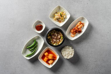 Kısa kaburga çorbası, biftek sashimi bibibimbap, soya fasulyesi ezmesi yahnisi, yukgaejang, domuz eti, kimchi jjigae