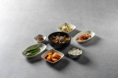 Kısa kaburga çorbası, biftek sashimi bibibimbap, soya fasulyesi ezmesi yahnisi, yukgaejang, domuz eti, kimchi jjigae