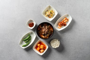 Kısa kaburga çorbası, biftek sashimi bibibimbap, soya fasulyesi ezmesi yahnisi, yukgaejang, domuz eti, kimchi jjigae