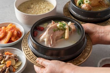 Samgyetang, lacquer samgyetang, Kore, yemek, istiridye lapası, beslenme, tavuk çorbası de poulet au ginseng