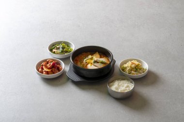 Kimçi yahnisi, Budae-jjigae, kimchi-jjigae, cheonggukjang, kızarmış domuz eti, sosis güveci hızlı mayalanmış fasulye ezmesi.