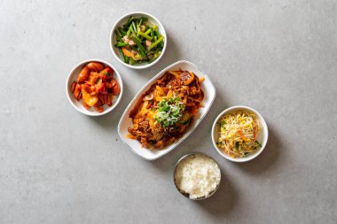 Konserve jambon, duruchigi, domuz pirzolası, ızgara uskumru, Lim Yeon-soo, yumurta rulosu, Kore yemeği jambonu, duruchigi, domuz pirzolası, ızgara uskumru, Lim Yeon-soo, yumurta rulo, Kore yemeği kimchi güveci.