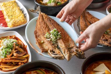 Konserve jambon, duruchigi, domuz pirzolası, ızgara uskumru, Lim Yeon-soo, yumurta rulosu, Kore yemeği jambonu, duruchigi, domuz pirzolası, ızgara uskumru, Lim Yeon-soo, yumurta rulo, Kore yemeği kimchi güveci.