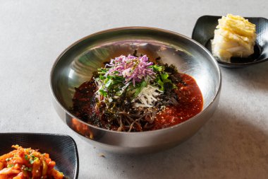 Jokbal, domuz ayağı, buğulama, tuzlanmış istiridye, baharat, erişte, sarımsak.