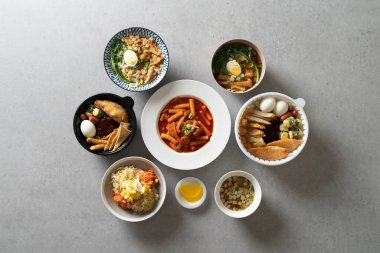 Balık keki udon, turp filizi bibibimbap, bibibibimbap, tteokbokki, pirinç keki, karıştırılmış-kızartma, meyve, kırmızı fasulyeli buz, mango tıraşlı buz, şeftali, limon çayı, americano, oryantal ilaç, ssanghwa çayı, tatlı patates, latte, limon çayı