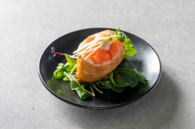 Yumuşak tofu, karides, dürtme, avokado, temaki, çiğ ton balığı, somon balığı.