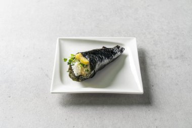 Yumuşak tofu, karides, dürtme, avokado, temaki, çiğ ton balığı, somon balığı.