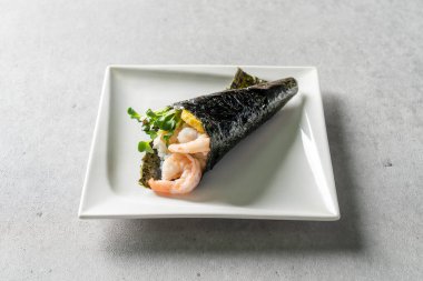 Yumuşak tofu, karides, dürtme, avokado, temaki, çiğ ton balığı, somon balığı.