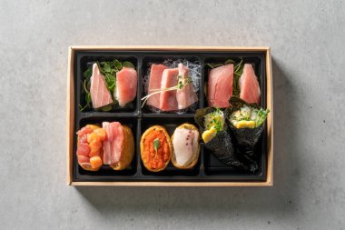 Yumuşak tofu, karides, dürtme, avokado, temaki, çiğ ton balığı, somon balığı.