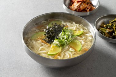 Buharda köfte, Kore Cumhuriyeti, yemek, börek, pirinç keki köfte çorbası, erişte, köy eriştesi, börek.