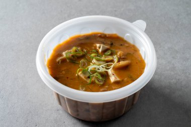 Cheonggukjang, hızlı mayalanmış fasulye ezmesi yukgaejang, sıcak baharatlı et yahnisi pirinç çorbası, işkembe çorbası