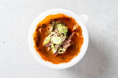 Cheonggukjang, hızlı mayalanmış fasulye ezmesi yukgaejang, sıcak baharatlı et yahnisi pirinç çorbası, işkembe çorbası