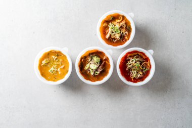 Cheonggukjang, hızlı mayalanmış fasulye ezmesi yukgaejang, sıcak baharatlı et yahnisi pirinç çorbası, işkembe çorbası