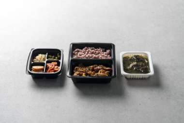 Kızarmış domuz, kızarmış domuz, domuz pirzolası, baharatlı, kızarmış marul, ssam Kore yemeği.,