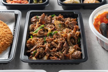 Kızarmış domuz, kızarmış domuz, domuz pirzolası, baharatlı, kızarmış marul, ssam Kore yemeği.,