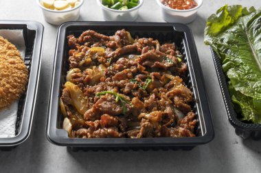 Kızarmış domuz, kızarmış domuz, domuz pirzolası, baharatlı, kızarmış marul, ssam Kore yemeği.,