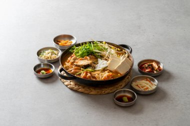 Çiğ morina çorbası, ekolojik çorba, gomchi çorbası, deniz ürünleri krepi, dongtaejeon, deniz ürünleri sashimi, mulhoe, Kore yemeği, çeşitli çiğ balık.