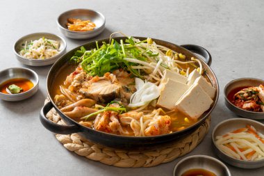 Çiğ morina çorbası, ekolojik çorba, gomchi çorbası, deniz ürünleri krepi, dongtaejeon, deniz ürünleri sashimi, mulhoe, Kore yemeği, çeşitli çiğ balık.