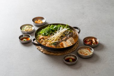 Çiğ morina çorbası, ekolojik çorba, gomchi çorbası, deniz ürünleri krepi, dongtaejeon, deniz ürünleri sashimi, mulhoe, Kore yemeği, çeşitli çiğ balık.