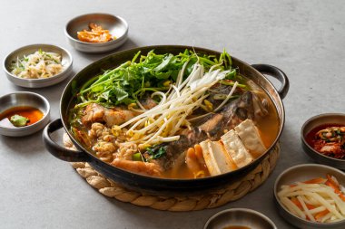 Çiğ morina çorbası, ekolojik çorba, gomchi çorbası, deniz ürünleri krepi, dongtaejeon, deniz ürünleri sashimi, mulhoe, Kore yemeği, çeşitli çiğ balık.