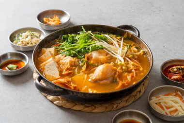 Çiğ morina çorbası, ekolojik çorba, gomchi çorbası, deniz ürünleri krepi, dongtaejeon, deniz ürünleri sashimi, mulhoe, Kore yemeği, çeşitli çiğ balık.