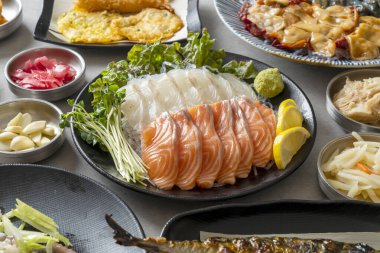 Çiğ morina çorbası, ekolojik çorba, gomchi çorbası, deniz ürünleri krepi, dongtaejeon, deniz ürünleri sashimi, mulhoe, Kore yemeği, çeşitli çiğ balık.