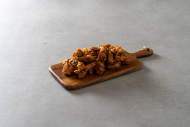 Kızarmış tavuk, tam tavuk, kızarmış tavuk, baharat, tavuk, soya sosu, yeşil soğan tavuğu, tam yeşil soğanlı Kore yemeği.