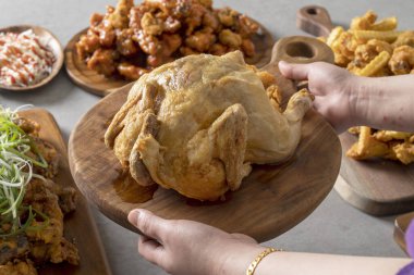 Kızarmış tavuk, tam tavuk, kızarmış tavuk, baharat, tavuk, soya sosu, yeşil soğan tavuğu, tam yeşil soğanlı Kore yemeği.