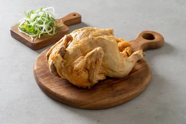 Kızarmış tavuk, tam tavuk, kızarmış tavuk, baharat, tavuk, soya sosu, yeşil soğan tavuğu, tam yeşil soğanlı Kore yemeği.