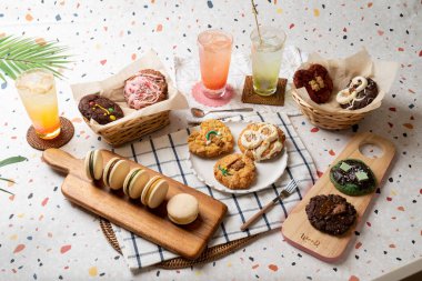 Klasik, Amerikan, kurabiye, makarna, Americano, cafe latte, latte, kahve, yeşil üzüm, greyfurt, çarkıfelek meyvesi, ade, yemek, kahvaltı, ekmek, tabak, çerez, peynir, taze masa, meyve, tatlı, mutfak, et, sağlıklı, kırmızı, kek, lezzetli, öğle yemeği.