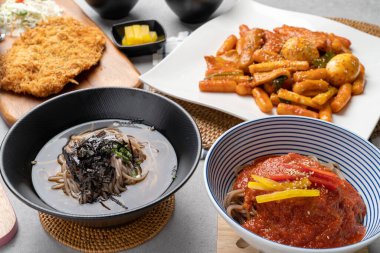 Soğuk karabuğday eriştesi, soğuk karabuğday eriştesi, baharatlı karabuğday eriştesi, el yapımı sığır filetosu domuz pirzolası, sığır filetosu, sığır filetosu, tteokbokki, yemek, et, yemek, akşam yemeği, pirinç, tabak, tavuk, mutfak, biftek, sos, domuz eti, gurme, öğle yemeği, sebze, lezzetli, dolap.