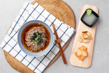 Soğuk karabuğday eriştesi, soğuk karabuğday eriştesi, baharatlı karabuğday eriştesi, el yapımı sığır filetosu domuz pirzolası, sığır filetosu, sığır filetosu, tteokbokki, yemek, et, yemek, akşam yemeği, pirinç, tabak, tavuk, mutfak, biftek, sos, domuz eti, gurme, öğle yemeği, sebze, lezzetli, dolap.