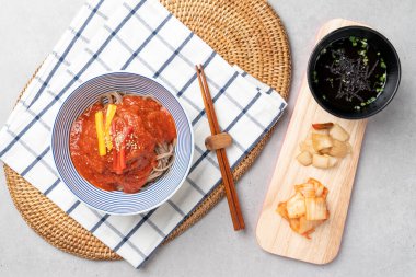 Soğuk karabuğday eriştesi, soğuk karabuğday eriştesi, baharatlı karabuğday eriştesi, el yapımı sığır filetosu domuz pirzolası, sığır filetosu, sığır filetosu, tteokbokki, yemek, et, yemek, akşam yemeği, pirinç, tabak, tavuk, mutfak, biftek, sos, domuz eti, gurme, öğle yemeği, sebze, lezzetli, dolap.