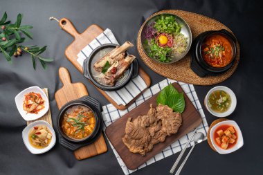 Galbitang, çiğ biftek, biftek soya fasulyesi güveç, çiğ kimchi güveç, domuz pirzolası, galbi, kimchi güveç, yemek, yemek, et, akşam yemeği, tava, tabak, yemek, pilav, balık, sebze, gurme, lezzetli, öğle yemeği, sağlıklı, kızarmış, dolap.