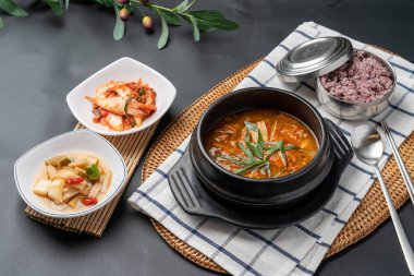 Galbitang, çiğ biftek, biftek soya fasulyesi güveç, çiğ kimchi güveç, domuz pirzolası, galbi, kimchi güveç, yemek, yemek, et, akşam yemeği, tava, tabak, yemek, pilav, balık, sebze, gurme, lezzetli, öğle yemeği, sağlıklı, kızarmış, dolap.