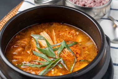 Galbitang, çiğ biftek, biftek soya fasulyesi güveç, çiğ kimchi güveç, domuz pirzolası, galbi, kimchi güveç, yemek, yemek, et, akşam yemeği, tava, tabak, yemek, pilav, balık, sebze, gurme, lezzetli, öğle yemeği, sağlıklı, kızarmış, dolap.