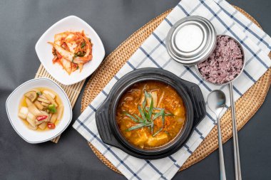 Galbitang, çiğ biftek, biftek soya fasulyesi güveç, çiğ kimchi güveç, domuz pirzolası, galbi, kimchi güveç, yemek, yemek, et, akşam yemeği, tava, tabak, yemek, pilav, balık, sebze, gurme, lezzetli, öğle yemeği, sağlıklı, kızarmış, dolap.