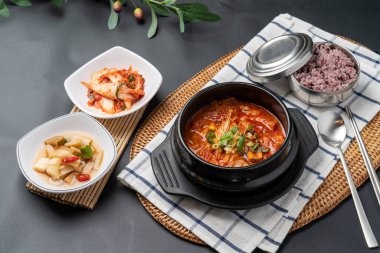 Galbitang, çiğ biftek, biftek soya fasulyesi güveç, çiğ kimchi güveç, domuz pirzolası, galbi, kimchi güveç, yemek, yemek, et, akşam yemeği, tava, tabak, yemek, pilav, balık, sebze, gurme, lezzetli, öğle yemeği, sağlıklı, kızarmış, dolap.