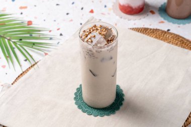 Ade, greyfurt, limon, portakal, sütlü latte, latte, sütlü çay, matcha, meyve çayı, yeşil mandalina, smoothie, yoğurt, yabanmersini, siyah susam, tahıl tozu, çikolatalı latte, soğuk bira, tatlı, canulet, sandviç, kurabiye, madeleine, tavuk brea