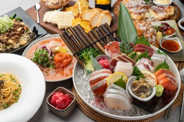 Kızarmış karides, rulo, çiğ balık, çiğ balık, deniz ürünleri beyazı, deniz ürünleri, pirzola, yumuşak tofu, pollack roe peyniri patates, roe, peynir, patates, domuz eti, açık ateşte ızgara, çiğ balık, balık, balık yumurtası makarna, makarna, pollack roe, köri, cips.