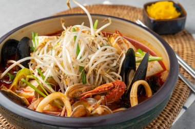 Kızarmış karides, rulo, çiğ balık, çiğ balık, deniz ürünleri beyazı, deniz ürünleri, pirzola, yumuşak tofu, balık yumurtası patates, yumurta, peynir, patates, domuz eti, açık ateşte ızgara, çiğ balık, balık yumurtası makarna, makarna, polonez yumurtası, köri, cips.