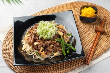 Kızarmış karides, rulo, çiğ balık, çiğ balık, deniz ürünleri beyazı, deniz ürünleri, pirzola, yumuşak tofu, balık yumurtası patates, yumurta, peynir, patates, domuz eti, açık ateşte ızgara, çiğ balık, balık yumurtası makarna, makarna, polonez yumurtası, köri, cips.